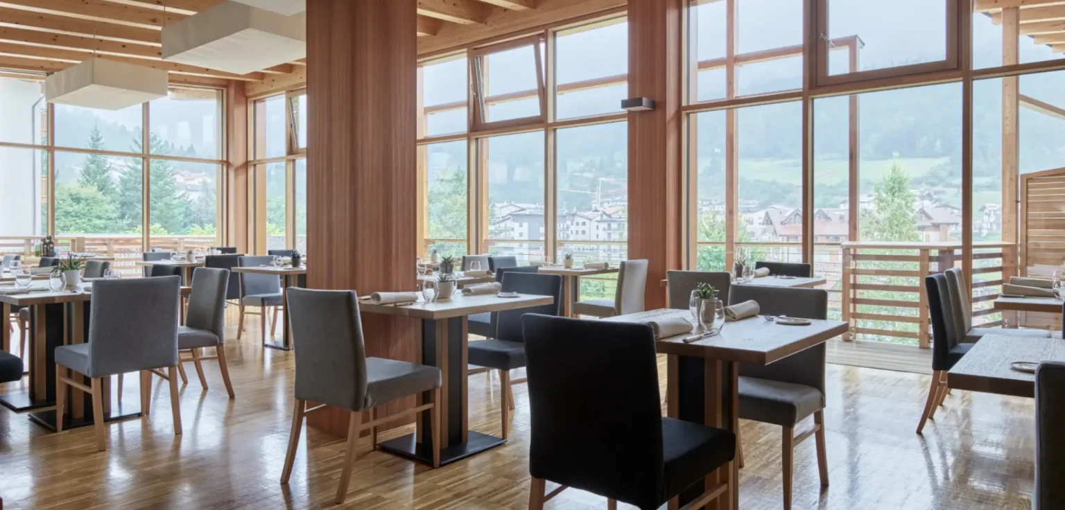 Sala pranzo del Corona Dolomites Hotel sulle dolomiti